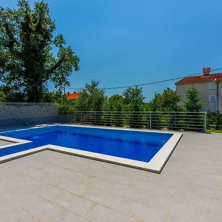 Besondere Mit Pool, 350 Meter Zum